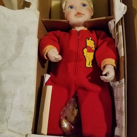 Ashton-Drake Porcelain Doll Winnie The Pooh Edition - Picture 4 of 8